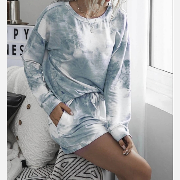 Zulily Women's Blue-Gray Haze Long-sleeved Tie-Dye T-shirt and Shorts Set - Picture 3 of 16